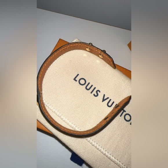 Louis Vuitton Essential V Leather Bracelet - Picture 4 of 8